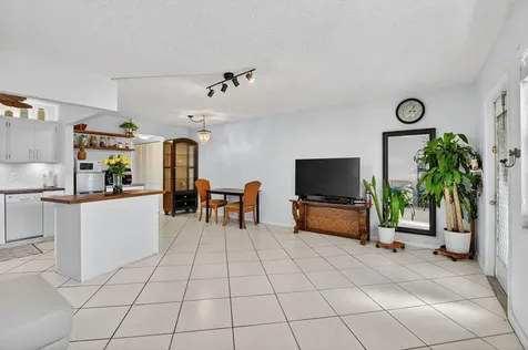 290 Oakridge Q Deerfield Beach FL 33442