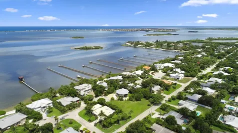 18 Cranes Nest Sewalls Point FL 34996
