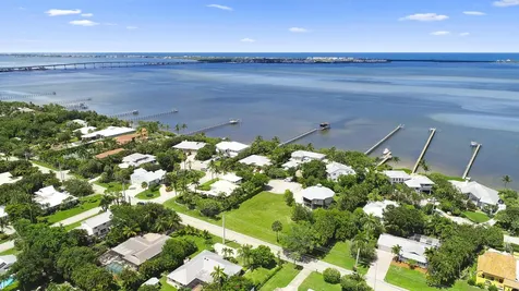18 Cranes Nest Sewalls Point FL 34996