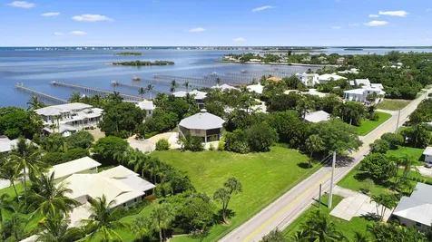 18 Cranes Nest Sewalls Point FL 34996