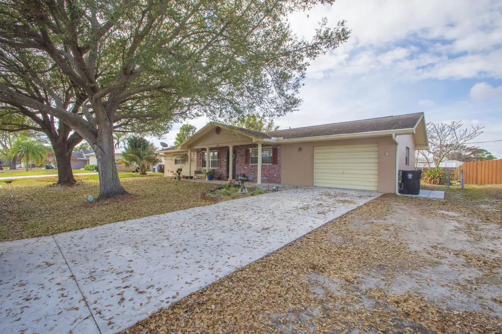 1686 Se Biddle Lane Port Saint Lucie FL 34983