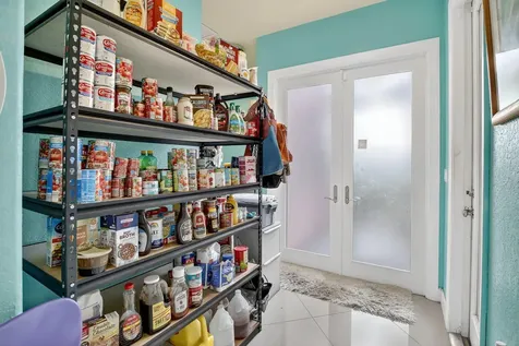 261 Ne 41st Street Oakland Park FL 33334