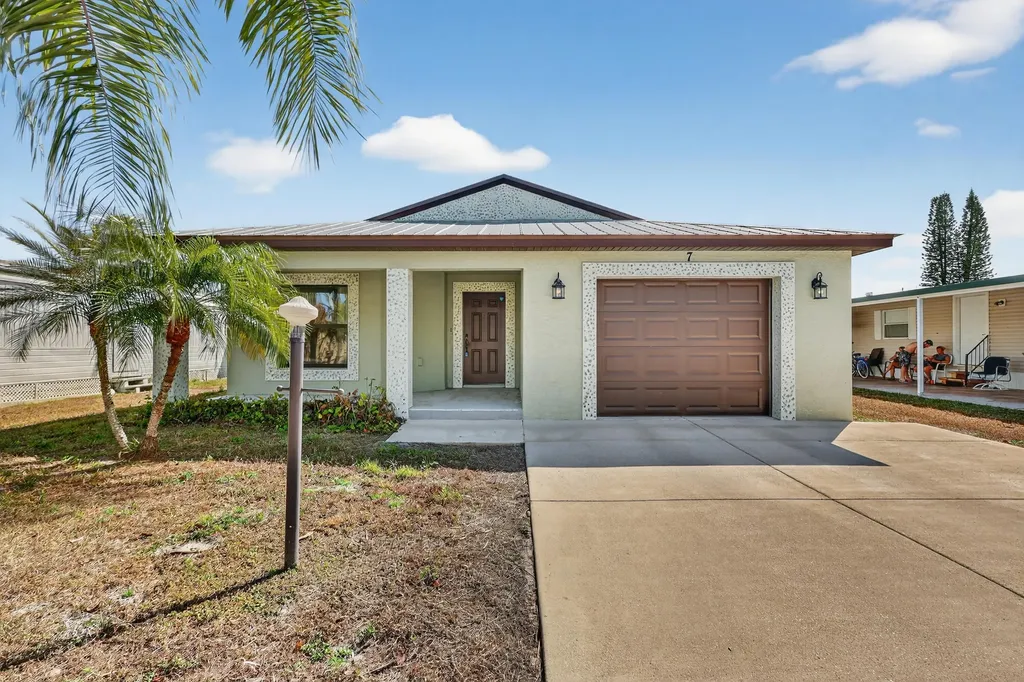 7 Aragon Lane Port Saint Lucie FL 34952