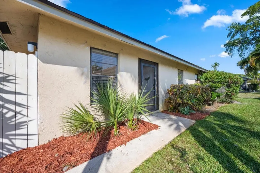 197 SE 1st Circle Boynton Beach FL 33435