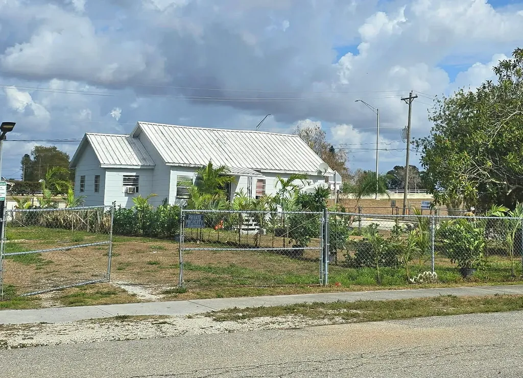 315 Avenue J Moore Haven FL 33471