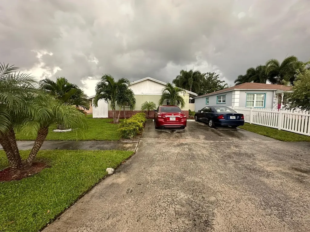 523 Colonial Road West Palm Beach FL 33405