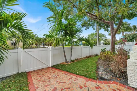 417 N 12th Avenue Lake Worth FL 33460