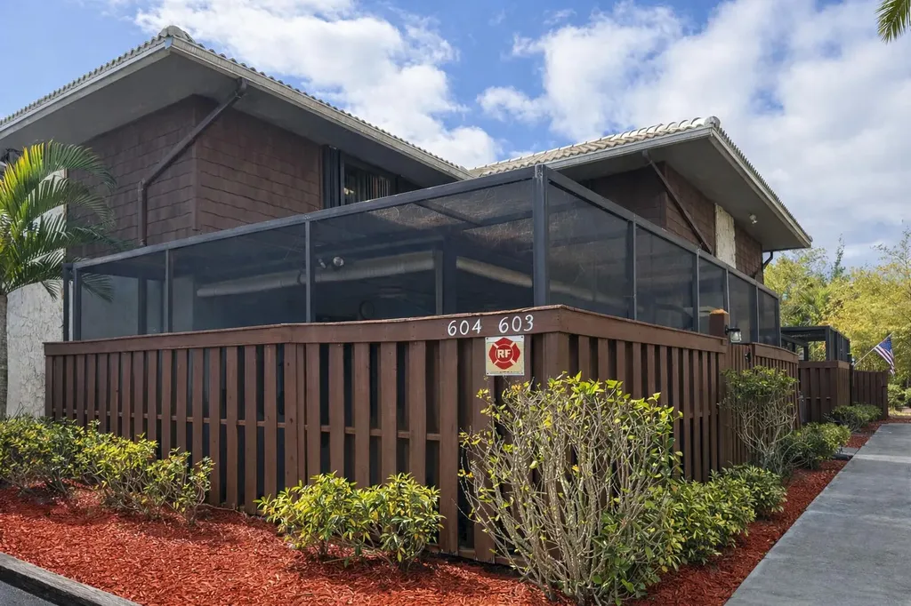 604 Se Castle Court Port Saint Lucie FL 34952