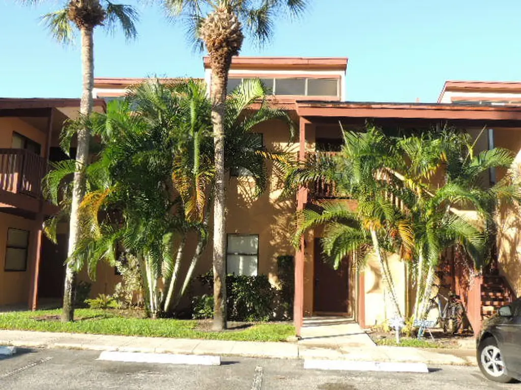 2505 Lakeview Circle Royal Palm Beach FL 33411