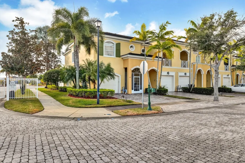 6145 Nw Helmsdale Way Port Saint Lucie FL 34983