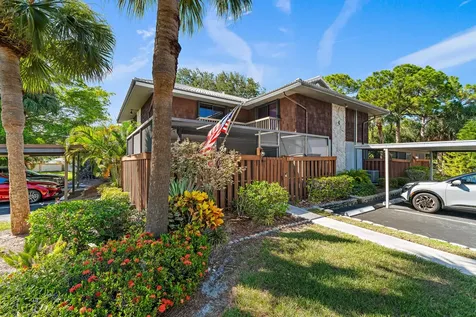 402 Se Castle Court Port Saint Lucie FL 34952