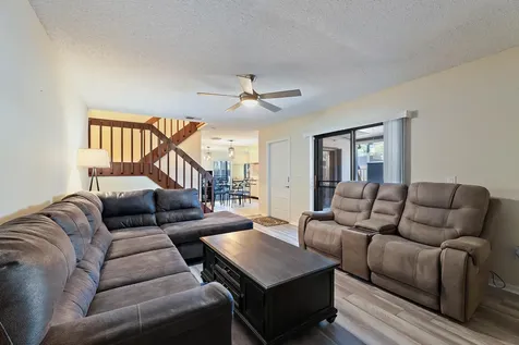 402 Se Castle Court Port Saint Lucie FL 34952