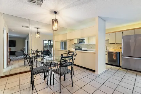 402 Se Castle Court Port Saint Lucie FL 34952