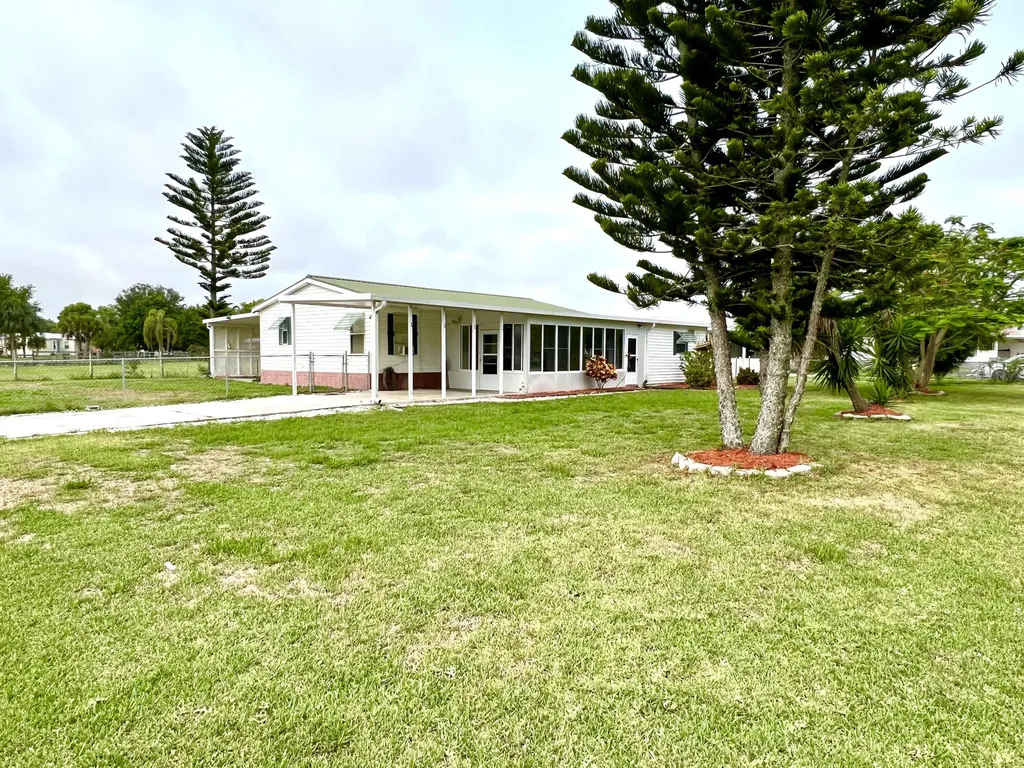 1303 Jordan Loop Okeechobee FL 34974