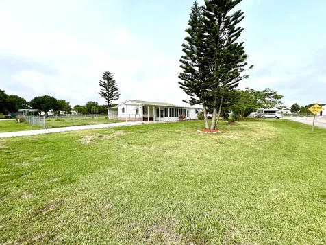 1303 Jordan Loop Okeechobee FL 34974