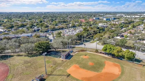 7000 Nw 17th Street Plantation FL 33313
