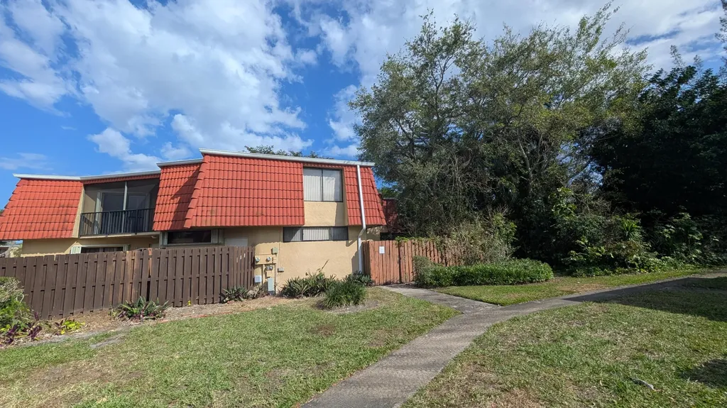 22970 Oxford Place Boca Raton FL 33433