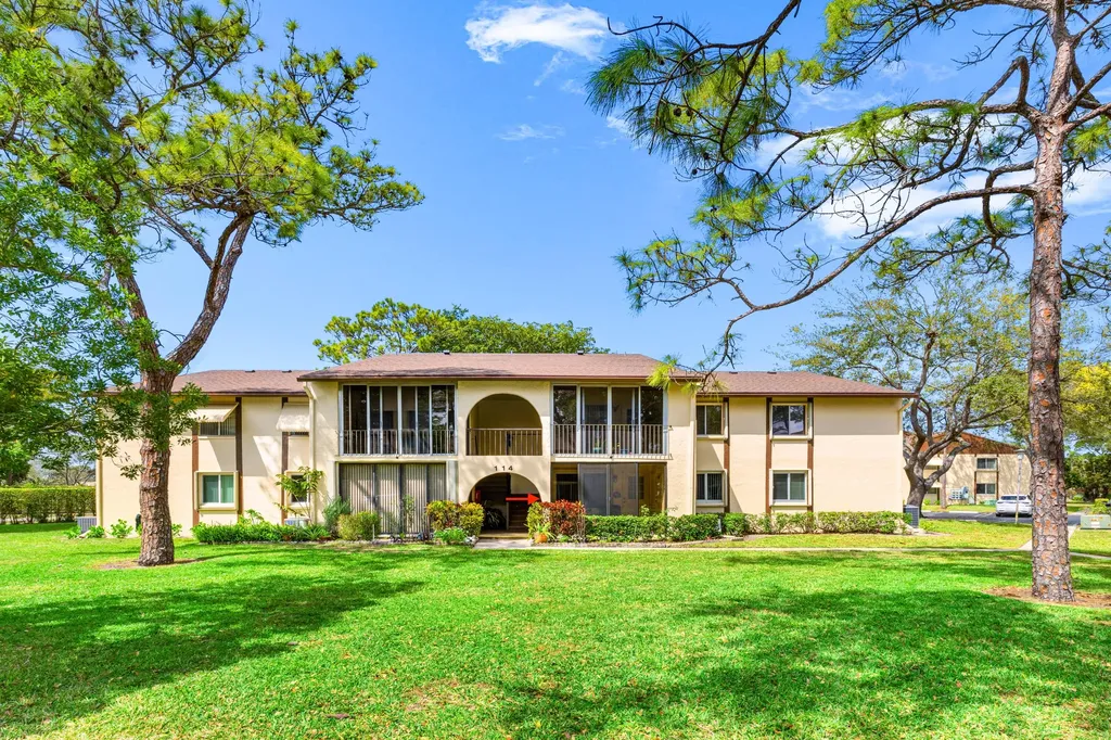 114 Lake Pine Circle Greenacres FL 33463
