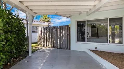 909 Se 16th Place Deerfield Beach FL 33441