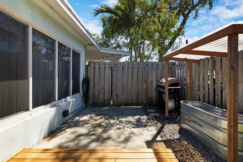 909 Se 16th Place Deerfield Beach FL 33441