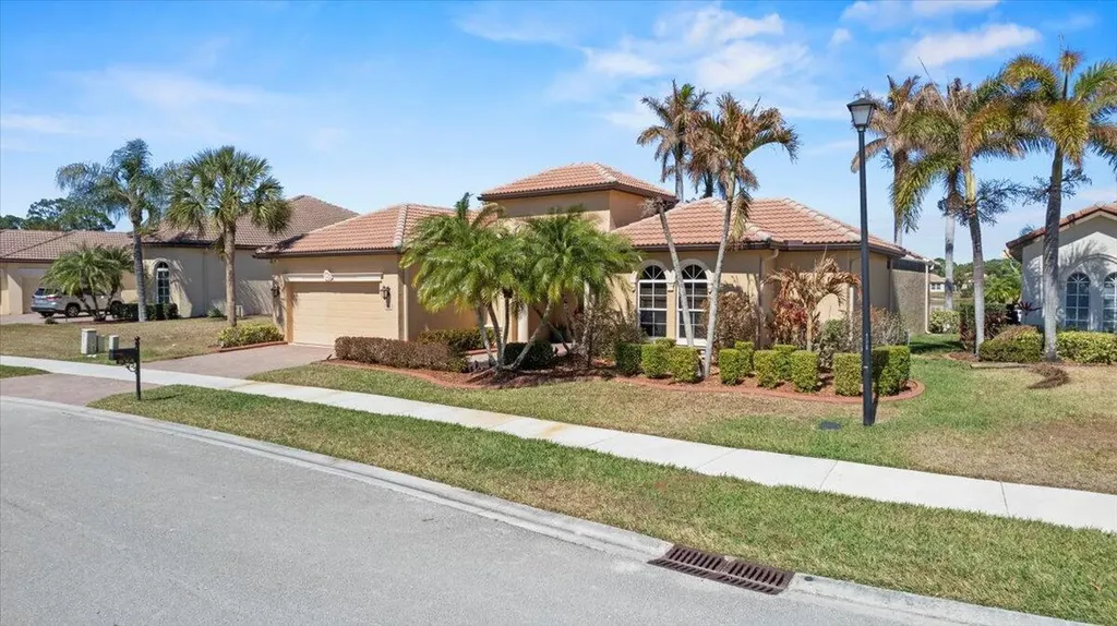 814 Sw Saint Julien Court Port Saint Lucie FL 34986