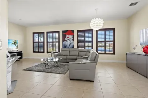 814 Sw Saint Julien Court Port Saint Lucie FL 34986