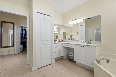 814 Sw Saint Julien Court Port Saint Lucie FL 34986