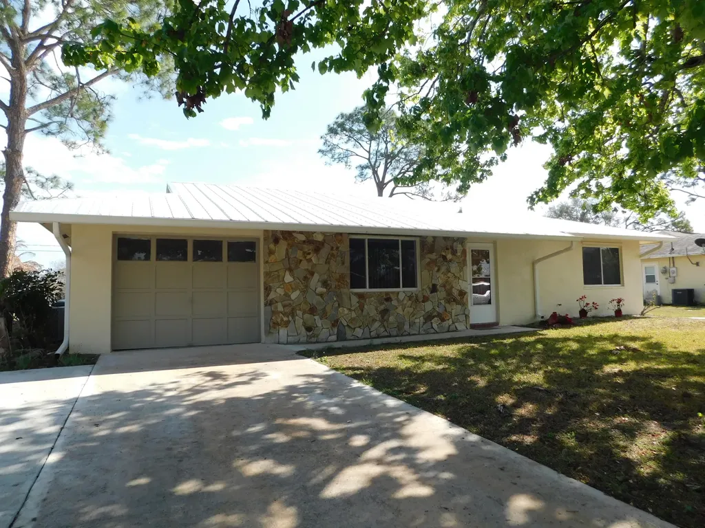 625 Ne Larkspur Lane Port Saint Lucie FL 34983