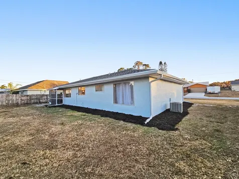 433 Se Seahouse Drive Port Saint Lucie FL 34983