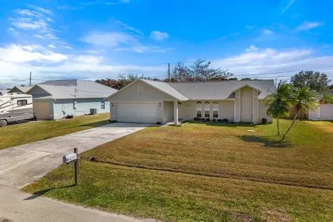 2850 Se Buccaneer Circle Port Saint Lucie FL 34952