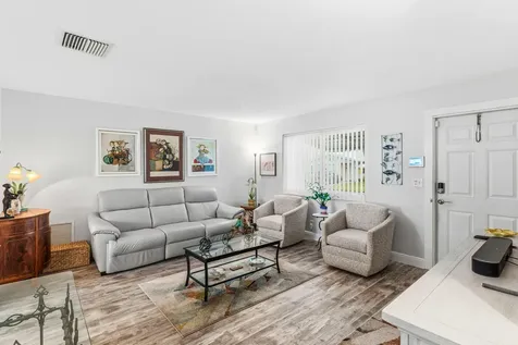 527 Sw 16th Street Boynton Beach FL 33426