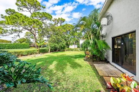 5104 Pineview Circle Delray Beach FL 33445