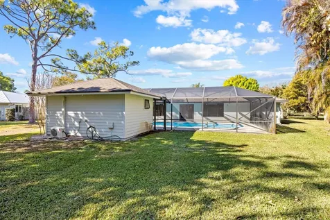 571 Ne Town Terrace Jensen Beach FL 34957