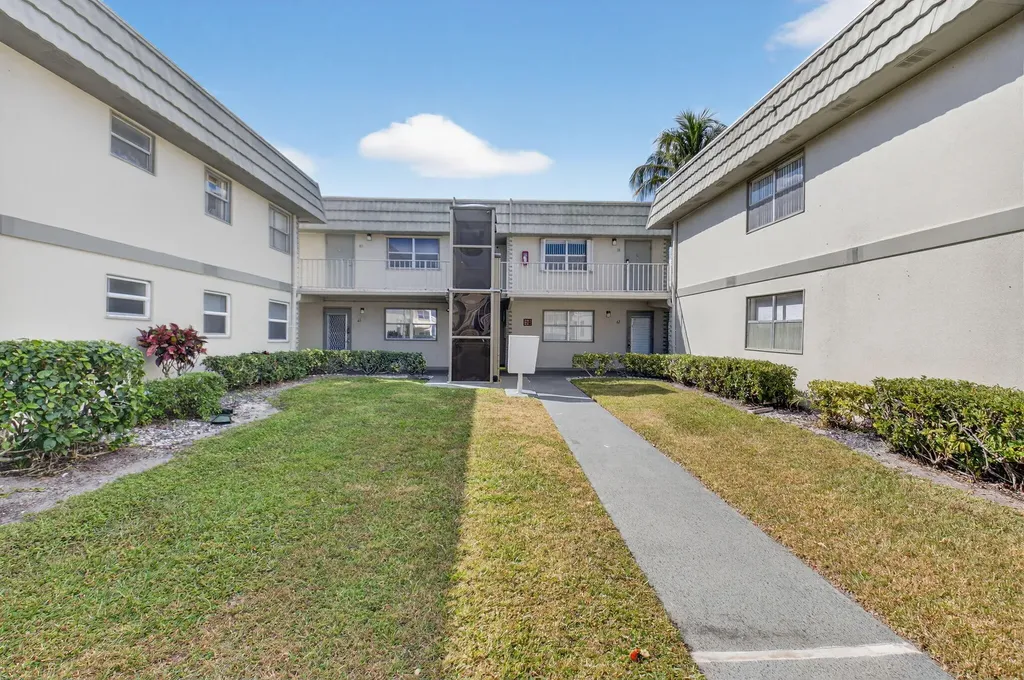 61 Brittany B Delray Beach FL 33446