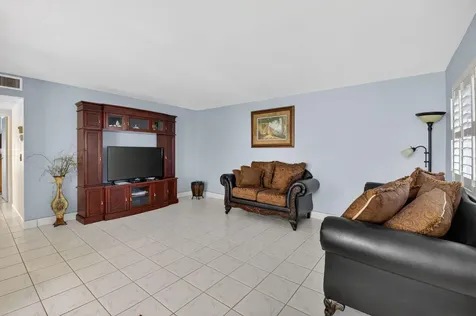 61 Brittany B Delray Beach FL 33446