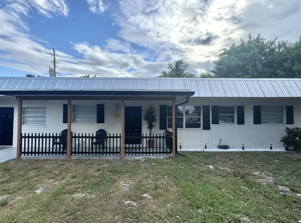 1604 SE Apache Avenue Stuart FL 34994
