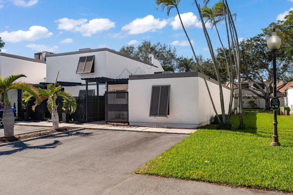 1340 E Golfview Drive Pembroke Pines FL 33026