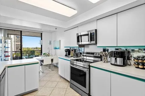 2427 Presidential Way West Palm Beach FL 33401