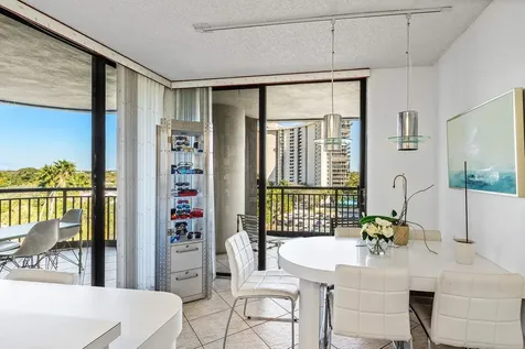 2427 Presidential Way West Palm Beach FL 33401