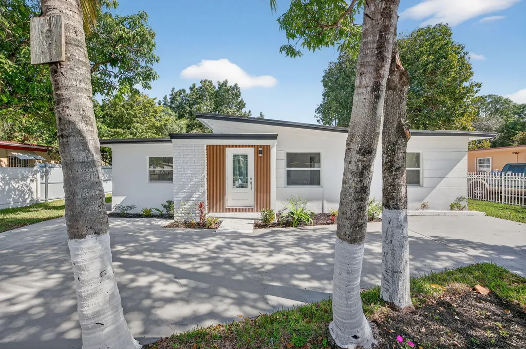 13685 Nw 3rd Avenue North Miami FL 33168
