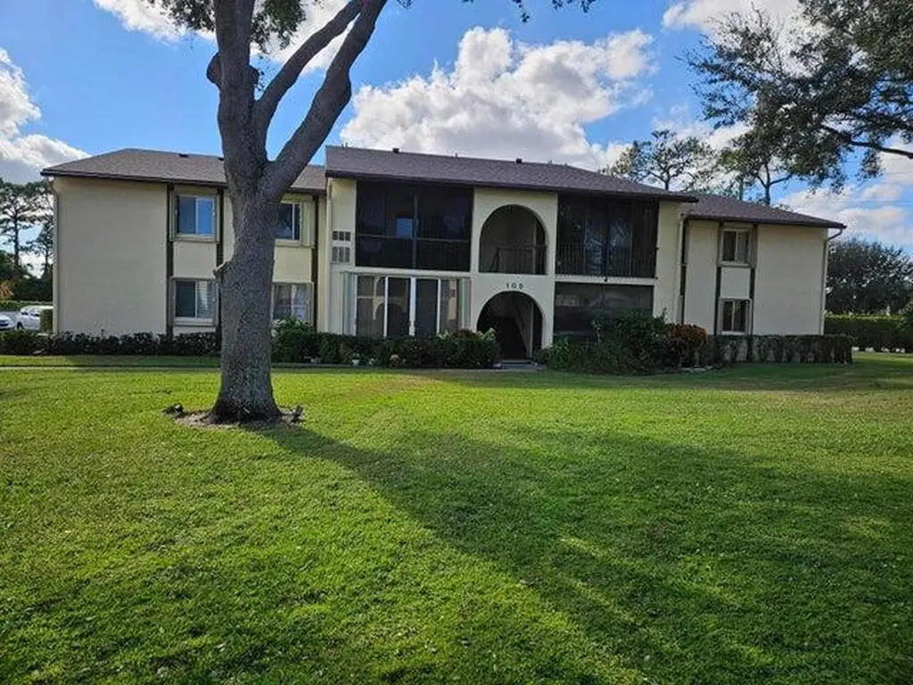 105 Lake Pine Circle Greenacres FL 33463