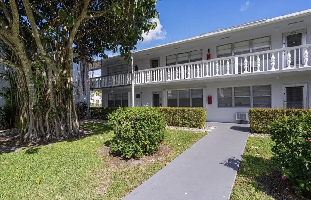 98 Cambridge West Palm Beach FL 33417