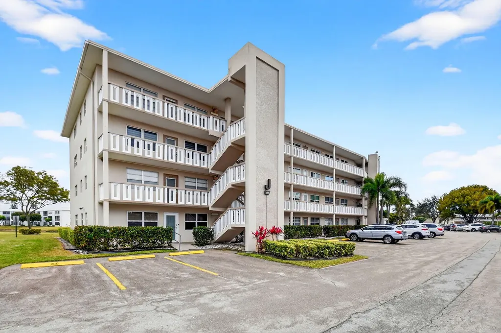 168 Wellington J West Palm Beach FL 33417