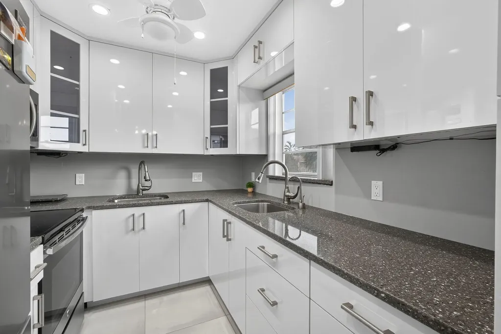 160 Easthampton G West Palm Beach FL 33417