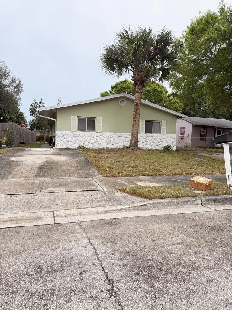812 N 24th Street Fort Pierce FL 34950