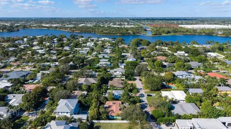 302 Nw 17th Street Delray Beach FL 33444