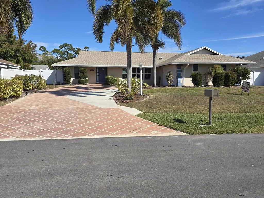 1011 Se Spinnaker Avenue Port Saint Lucie FL 34983
