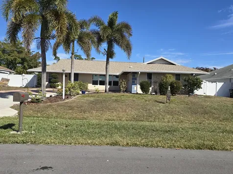 1011 Se Spinnaker Avenue Port Saint Lucie FL 34983