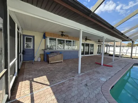 1011 Se Spinnaker Avenue Port Saint Lucie FL 34983