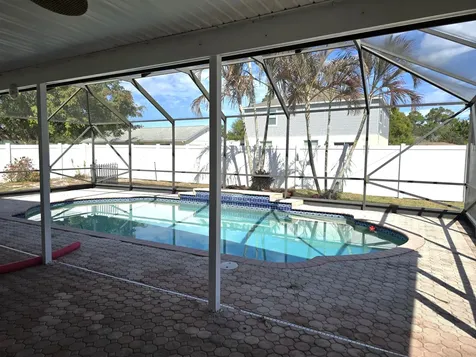 1011 Se Spinnaker Avenue Port Saint Lucie FL 34983